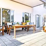 Prora - Erdgeschosswohnung mit Sauna, Terrasse und E-Ladestation - Sundream * Binz